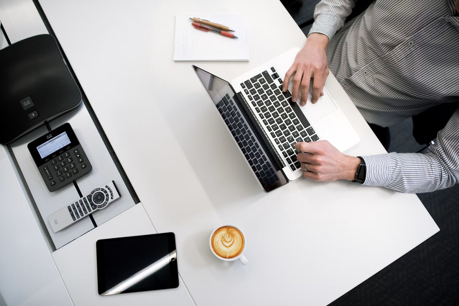 Meja kerja dengan laptop dan perangkat kolaborasi tim